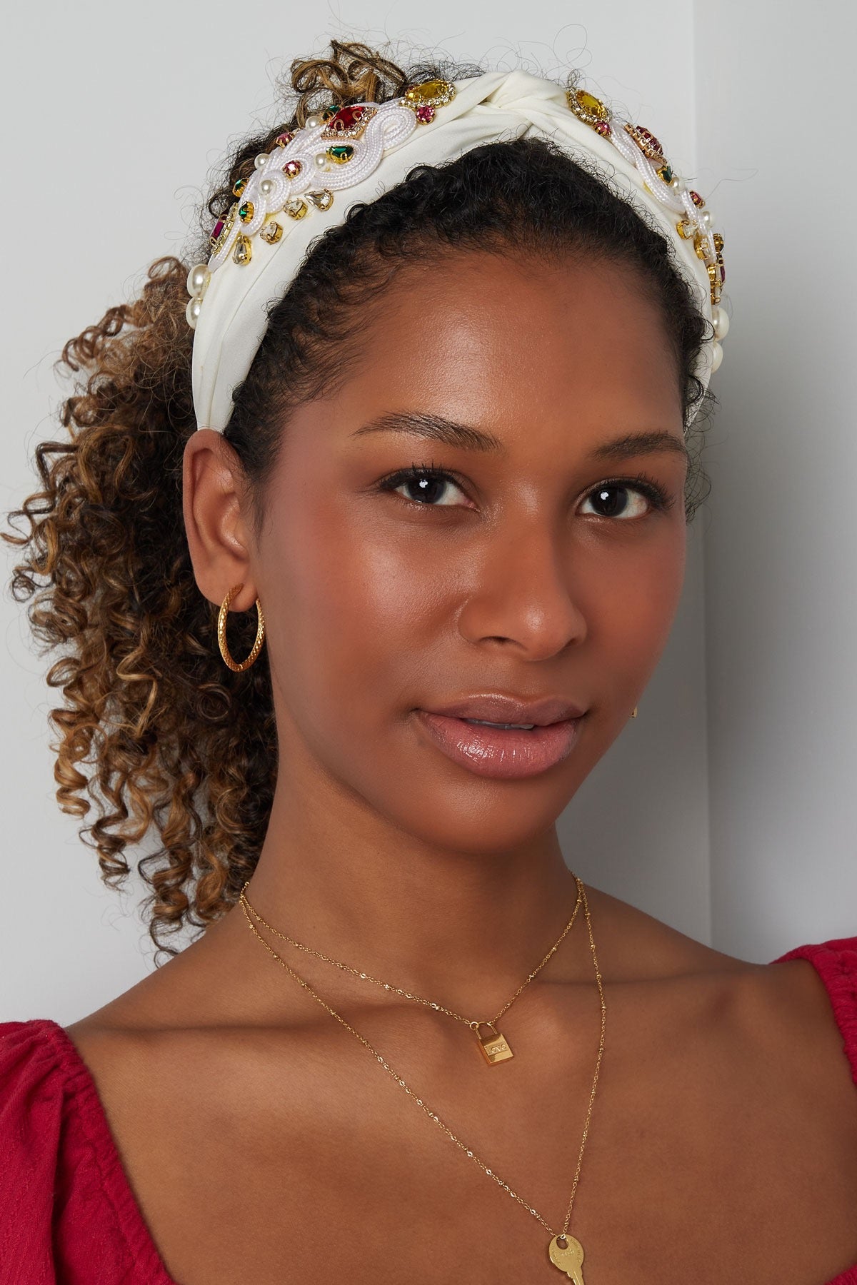 Haarband met knoop en kralen