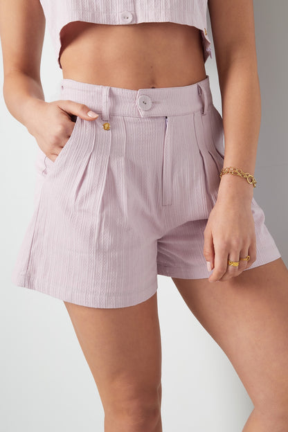Korte broek knoop detail