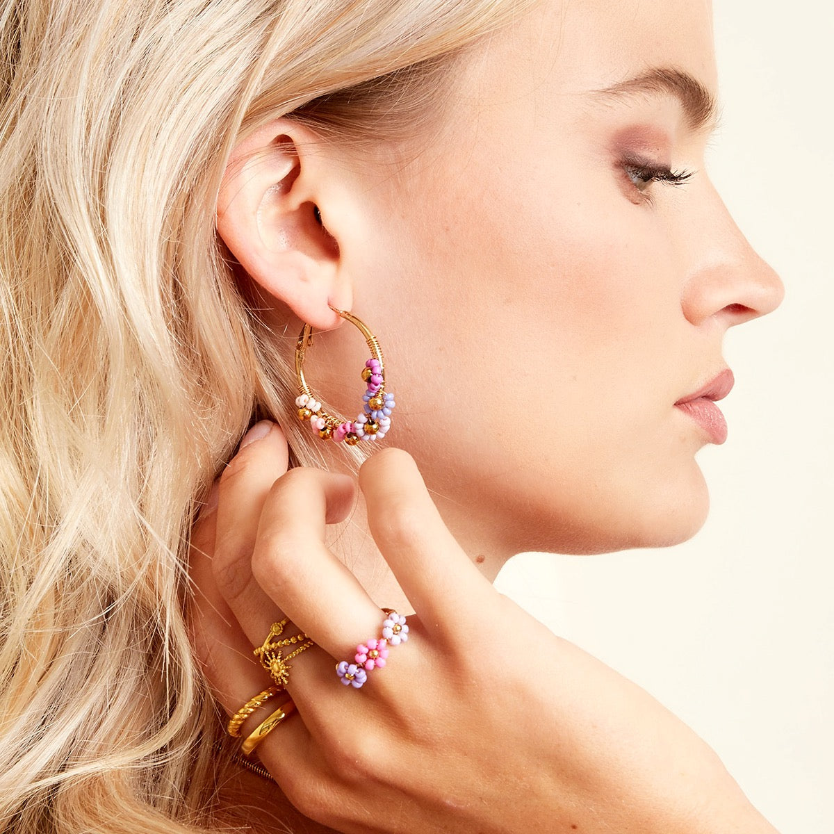 Ring met kleurrijke bloemen